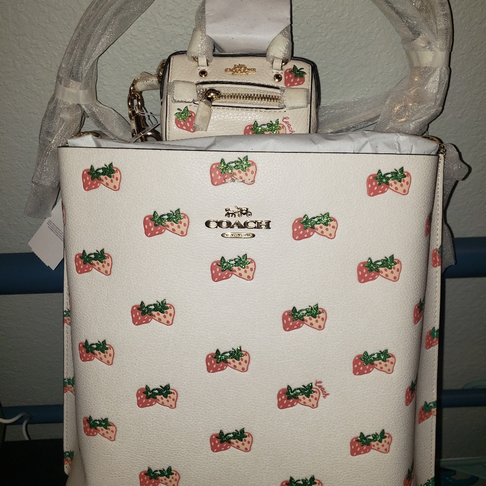 Coach - Mollie Bucket Bag With 🍓Strawberry Print🍓 NIB NWT